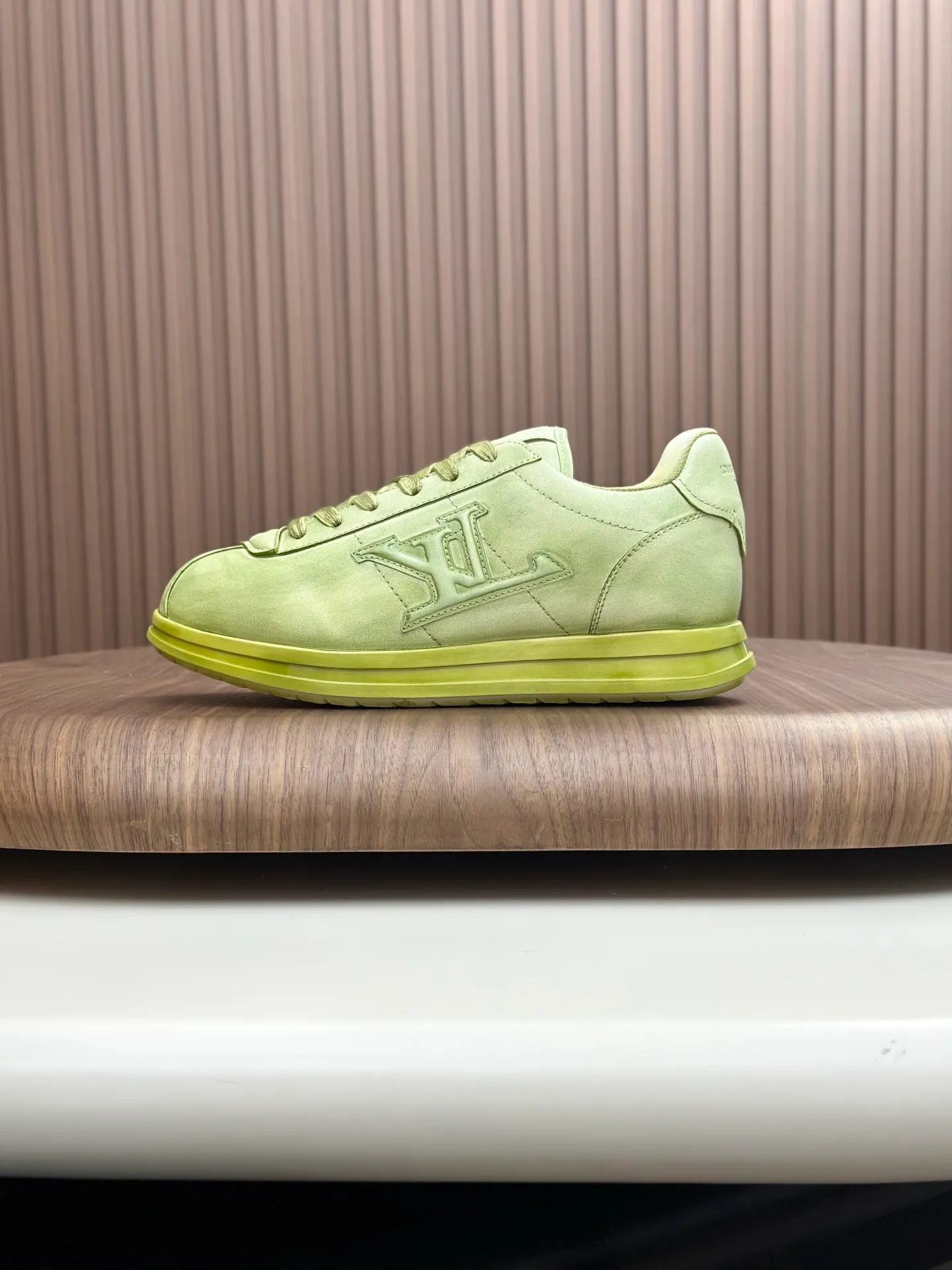 💰800💰Full package💰Top version Washed LV-Louis Vuitton-Classic catwalk new style 1:1 developed replica of the original version! ! The upper foot is very comfortable. It is made of luxurious materials, washed with fine workmanship, and the midsole is printed with English letters "Made in Europe." The upper is made of calfskin imported from Italy. The side is decorated with the brand's LOGO and signature. The latest latex foot pads and mesh lining make the foot feel super comfortable. The original two-color TPU combination outsole is specially provided by the original factory. Bag technology Goodyear stitched edges Fabric: Exclusive custom first-layer cowhide Accessories: Exclusive private model Vuitton logo, lining: Customized silk mesh lining - first-layer silk cowhide lining Outsole: TPU combination outsole wear-resistant, non-slip and anti-yellowing Foot pads: new latex pads-mesh sweat-absorbent Counter technology: fully computerized sewing machine wire drawing Toe box back cover Hot and cold shaping Full set of pull-top last with medium and low logo pattern Counter packaging - Shoelaces, certificates, cards, instructions, certificates of quality, dust bags, the most comprehensive packaging on the Internet, men's sizes 39-44 (38/45 custom-made, non-refundable!